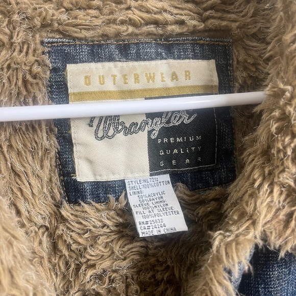 Wrangler Sherpa Lined Denim Jacket Vintage Distressed Trucker Style Medium/Large - Picture 6 of 13
